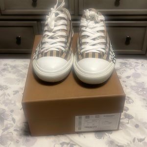 Burberry Larkhall logo